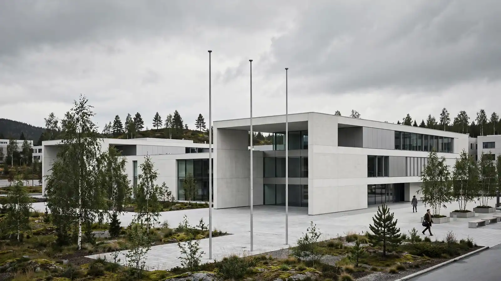 En norsk offentlig bygning med rolig gatebilde foran