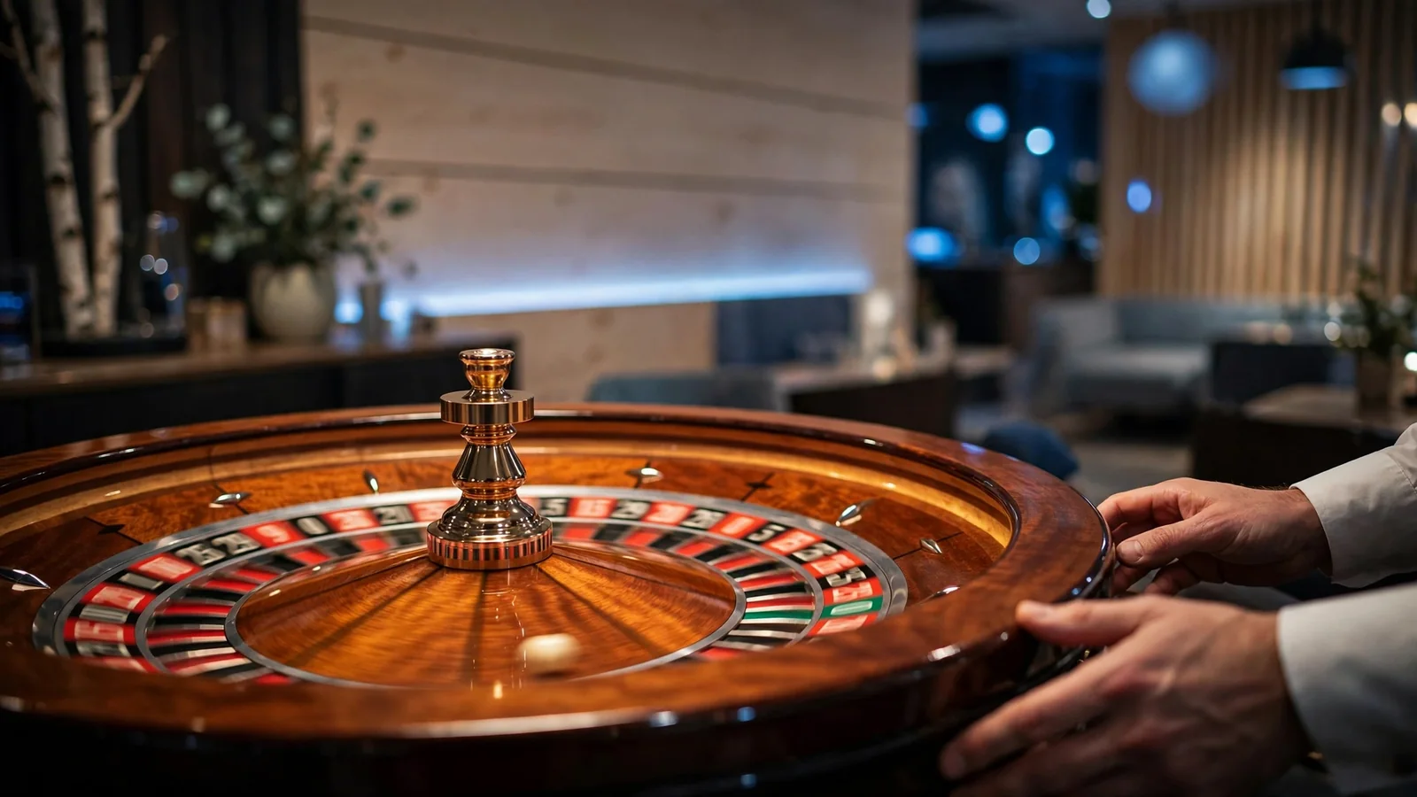 Elegant roulettehjul som snurrer i et stilfullt casino-interiør med nordisk design.